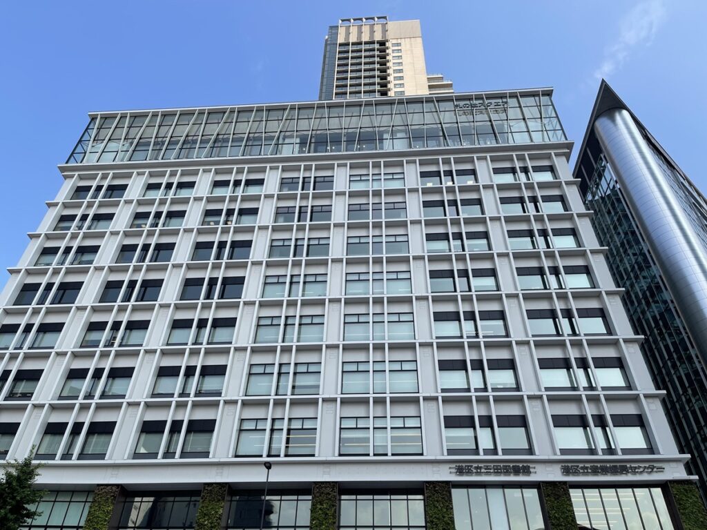 港区暮らしと事業の無料相談会の会場です（東京都港区芝5丁目36-4札の辻スクエア）。